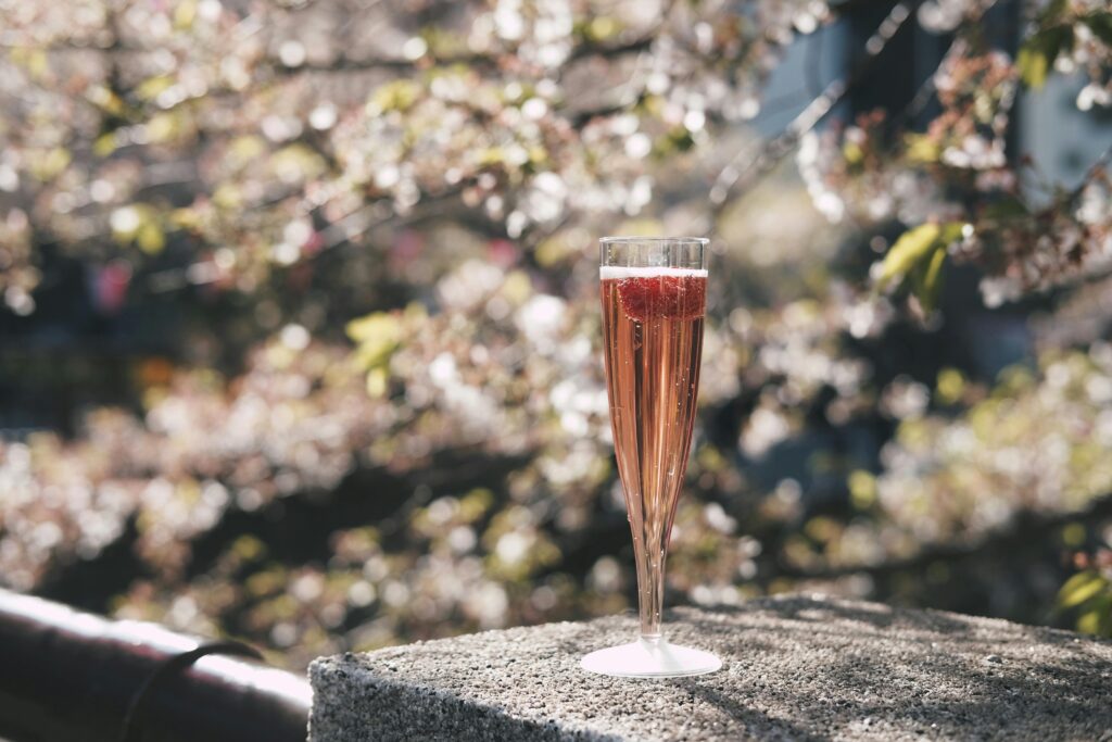 https://www.pexels.com/de-de/foto/champagner-auf-betonstander-2187423/
